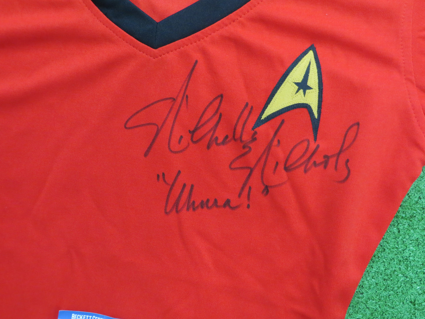 NICHELLE NICHOLS Star Trek SIGNED Shirt STARSHIP ENTERPRISE Uhura BAS COA