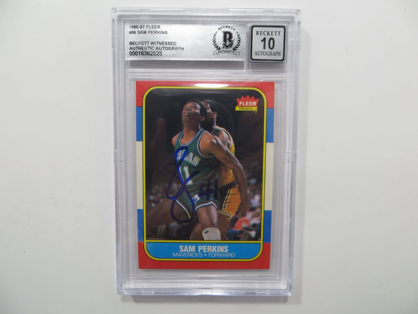 SAM PERKINS SIGNED BGS BAS SLAB 1986 FLEER #86 DALLAS MAVERICKS Auto 10