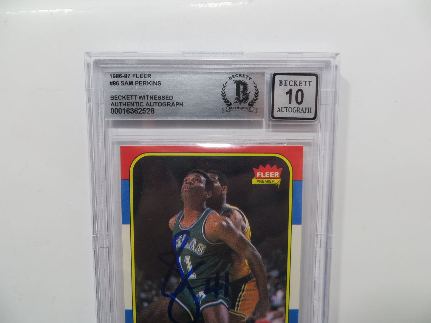 SAM PERKINS SIGNED BGS BAS SLAB 1986 FLEER #86 DALLAS MAVERICKS Auto 10