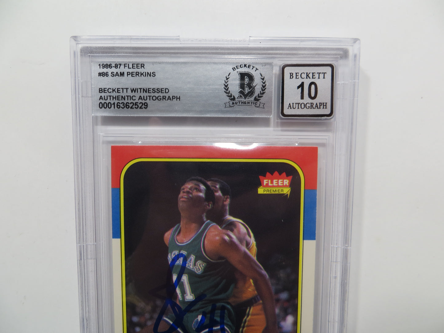 SAM PERKINS SIGNED BGS BAS SLAB 1986 FLEER #86 DALLAS MAVERICKS Auto 10