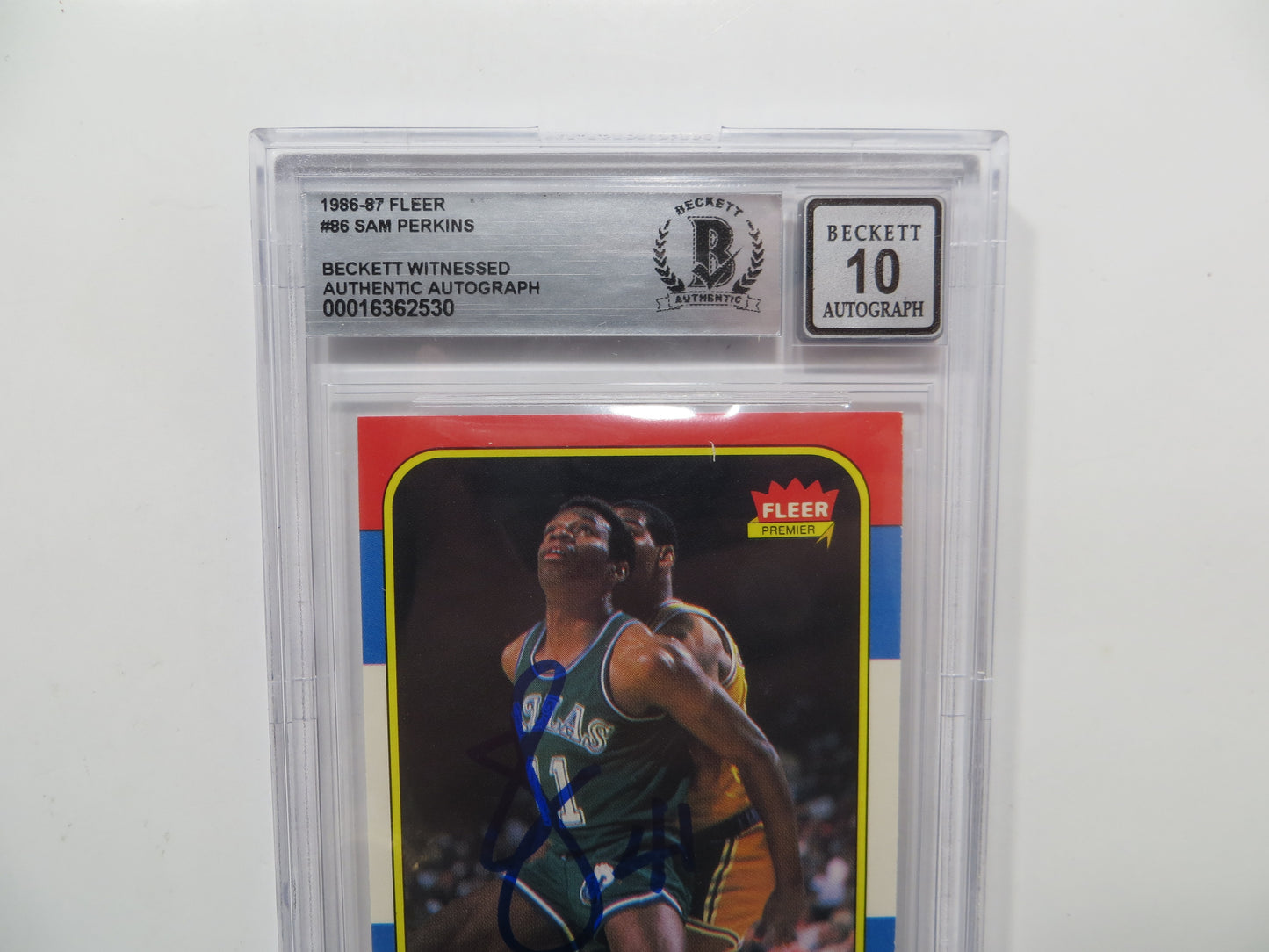 SAM PERKINS SIGNED BGS BAS SLAB 1986 FLEER #86 DALLAS MAVERICKS Auto 10