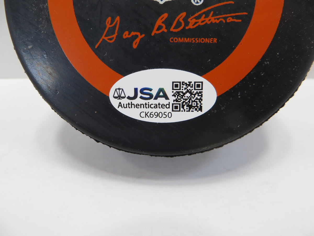 BOBBY HULL SIGNED CHICAGO BLACKHAWKS HOCKEY PUCK JSA