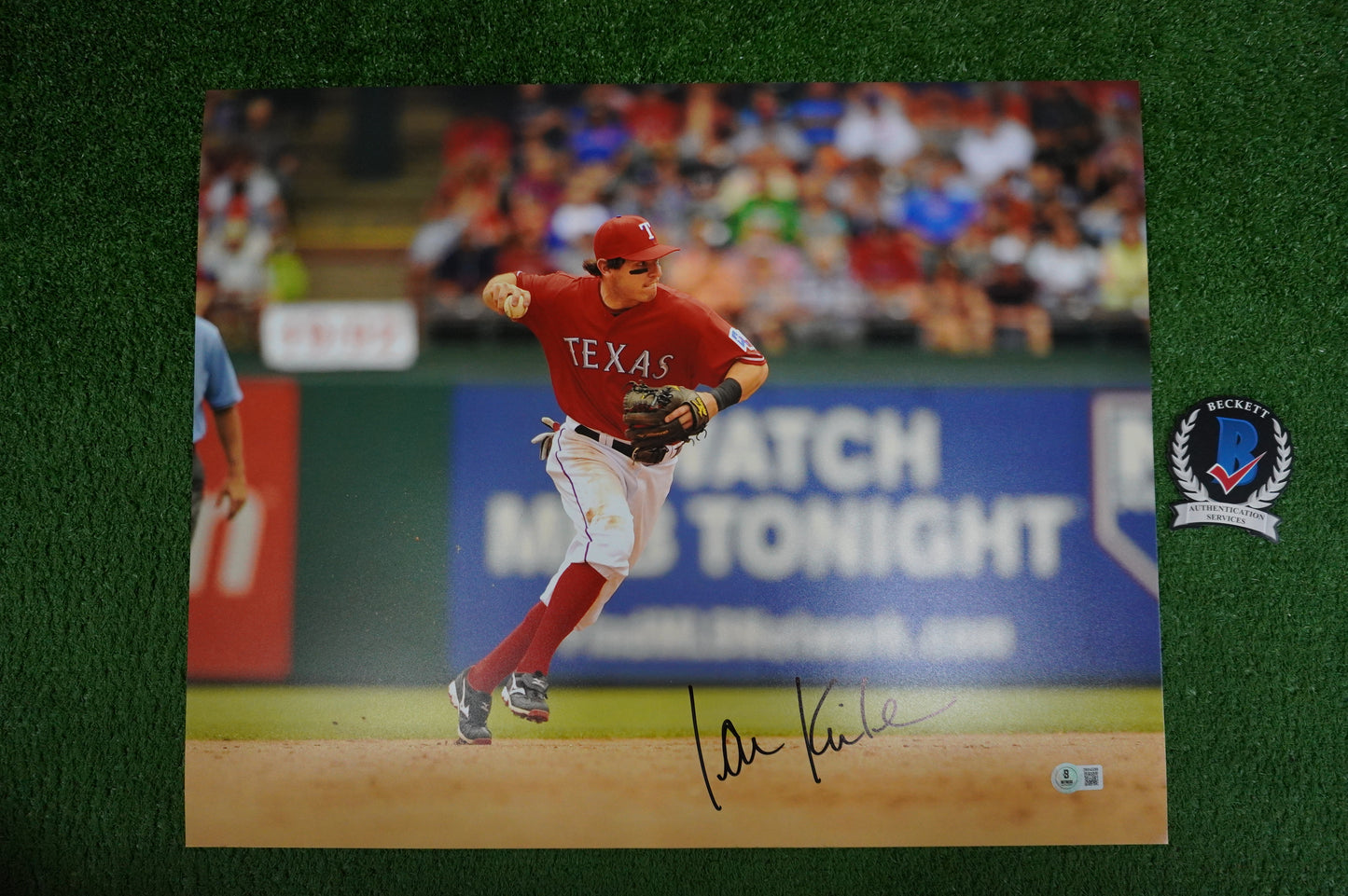 IAN KINSLER TEXAS RANGERS SIGNED 16x20 FIELDING PHOTO BAS COA