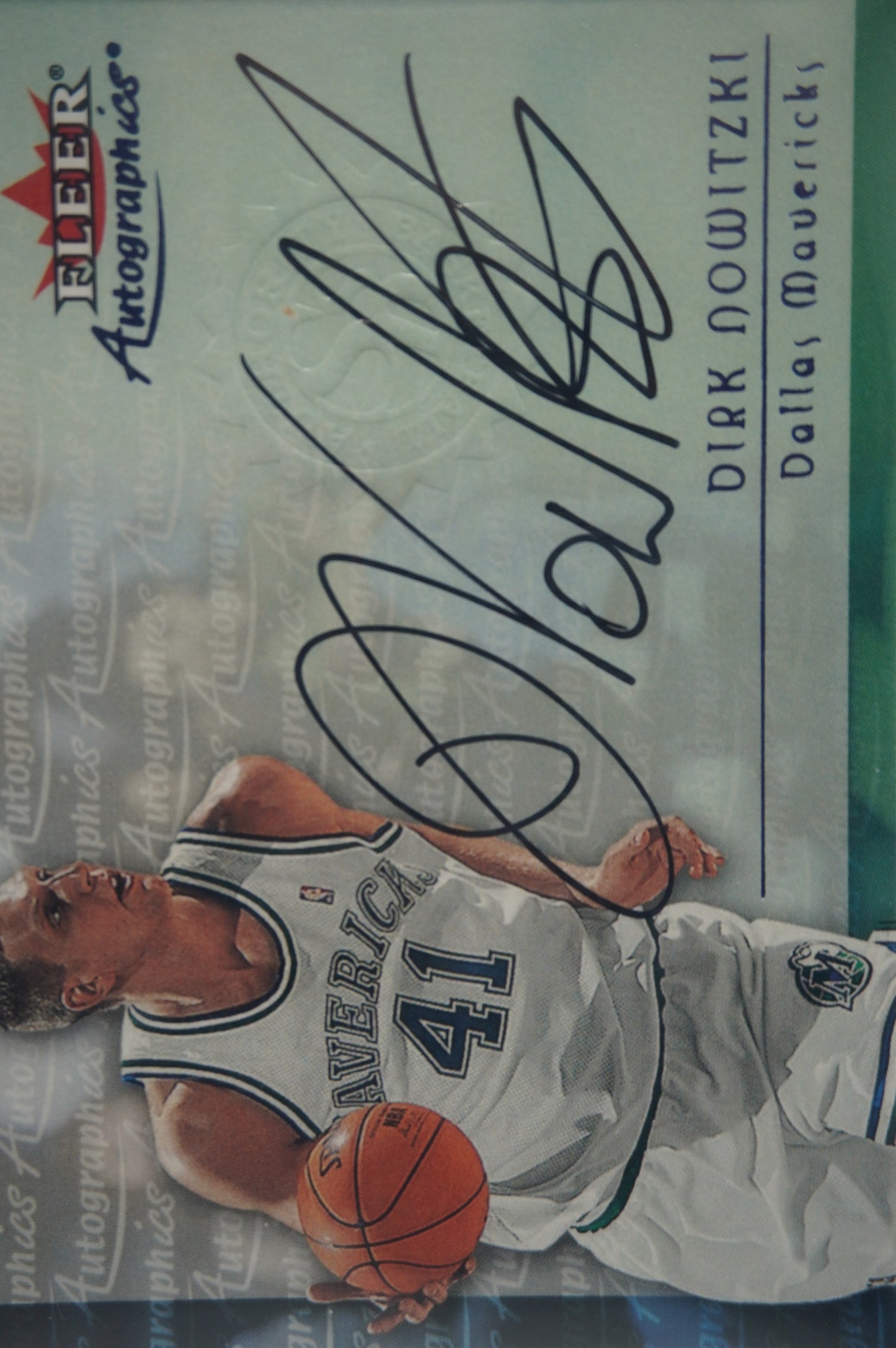2000-01 Fleer Autographics #53 Dirk Nowitzki BGS 7