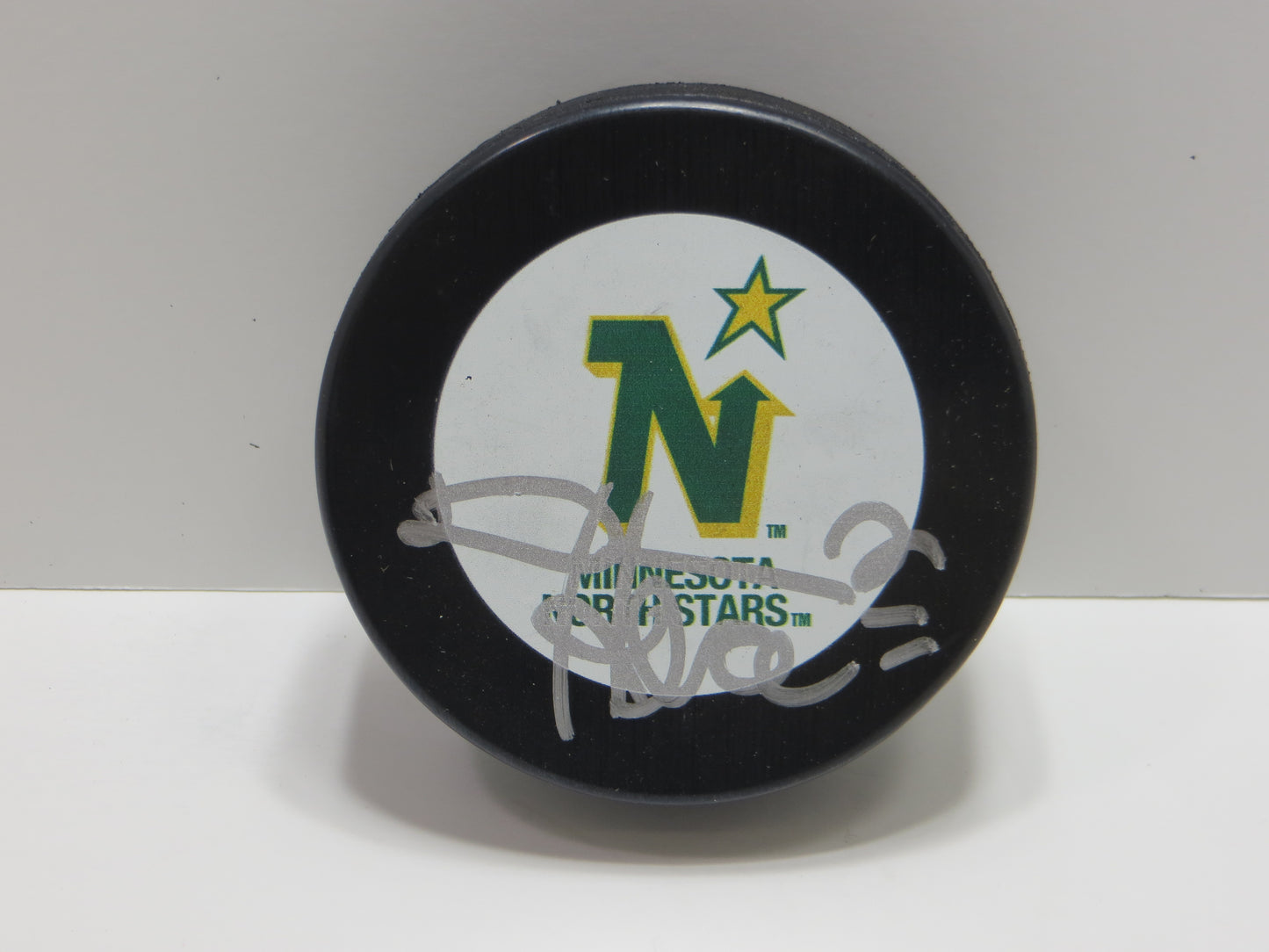 DERIAN HATCHER MINNESOTA NORTH STARS SIGNED PUCK Dallas Stars BAS