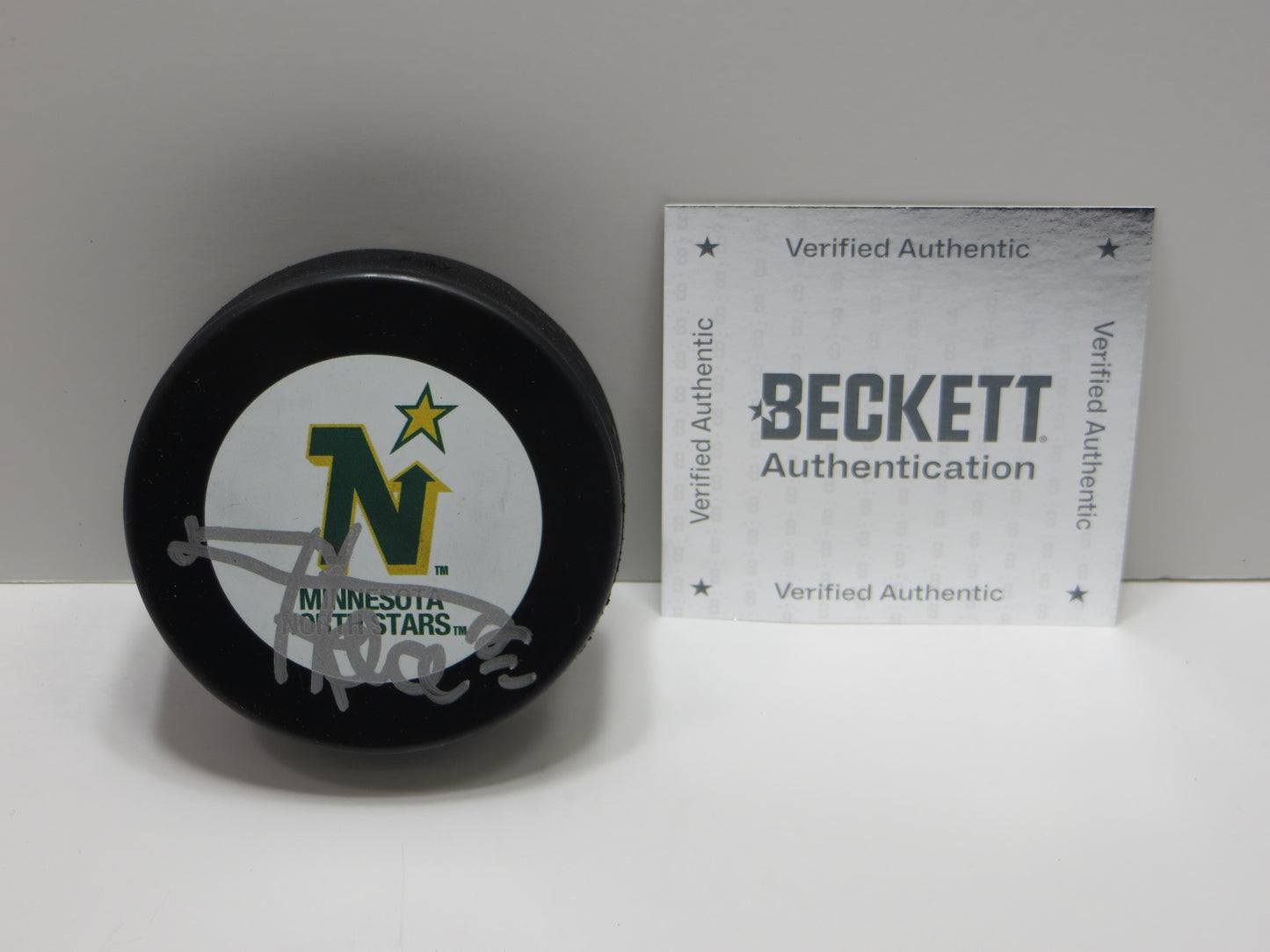DERIAN HATCHER MINNESOTA NORTH STARS SIGNED PUCK Dallas Stars BAS