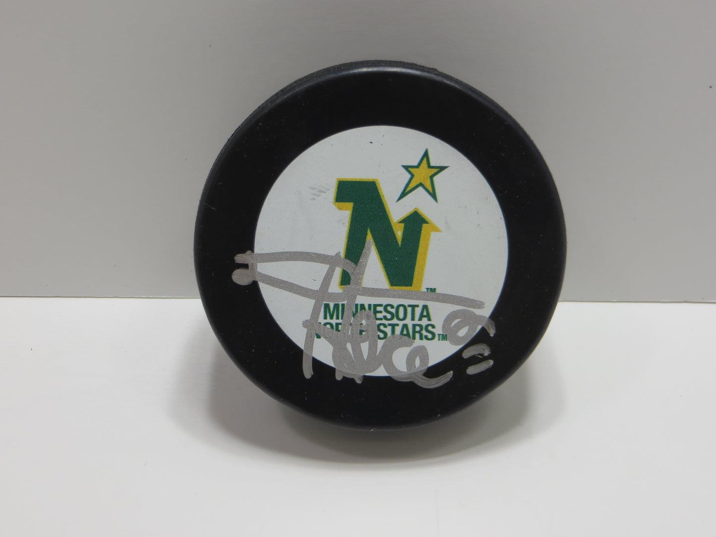 DERIAN HATCHER MINNESOTA NORTH STARS SIGNED PUCK Dallas Stars BAS