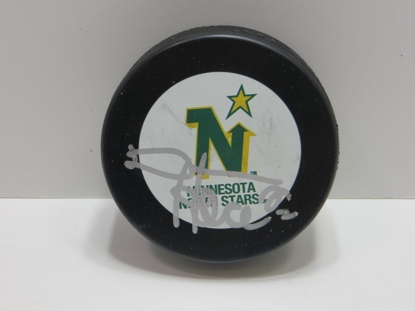 DERIAN HATCHER MINNESOTA NORTH STARS SIGNED PUCK Dallas Stars BAS
