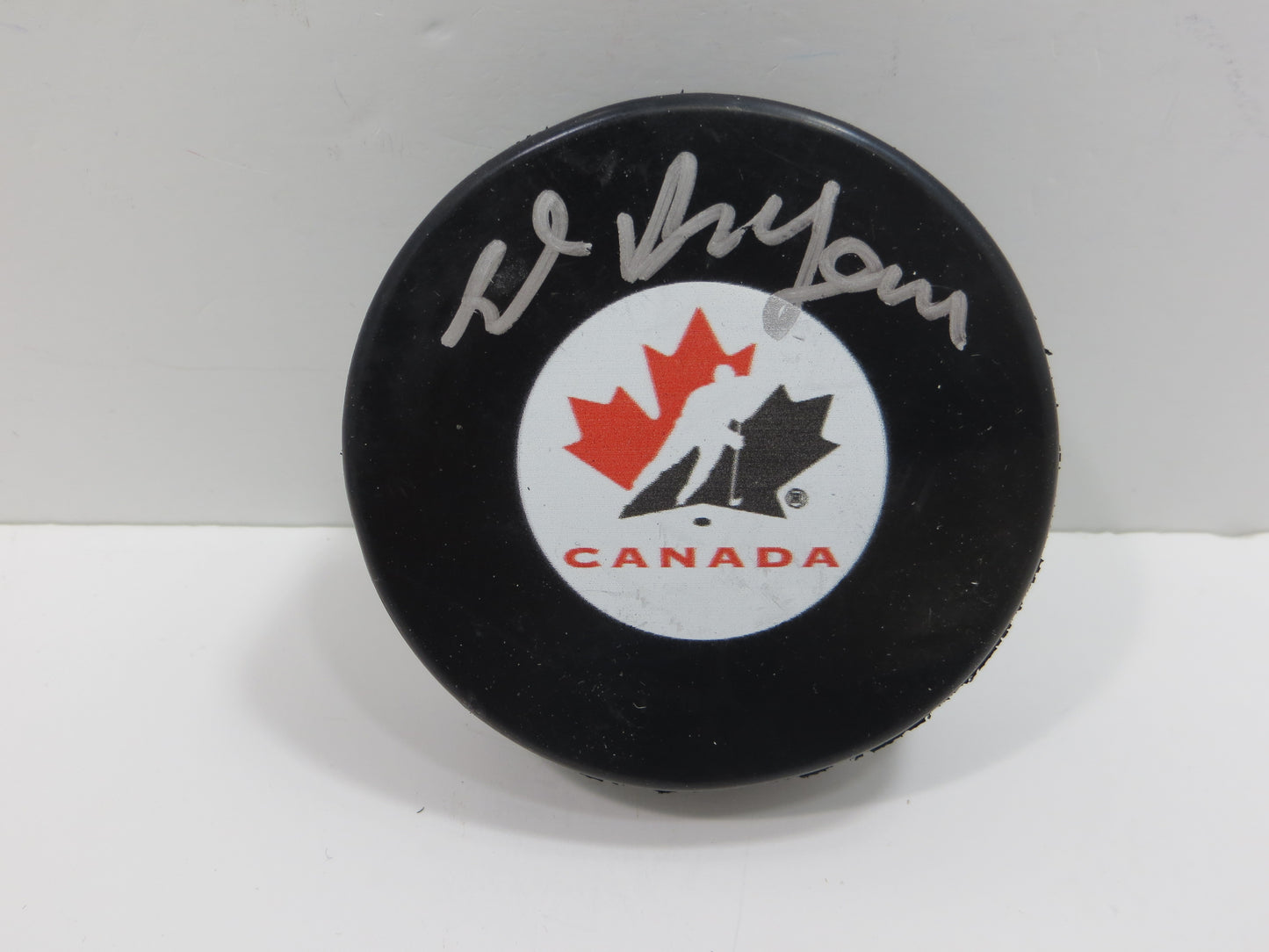 ED BELFOUR TEAM CANADA SIGNED HOCKEY PUCK Dallas Stars Blackhawks BAS COA