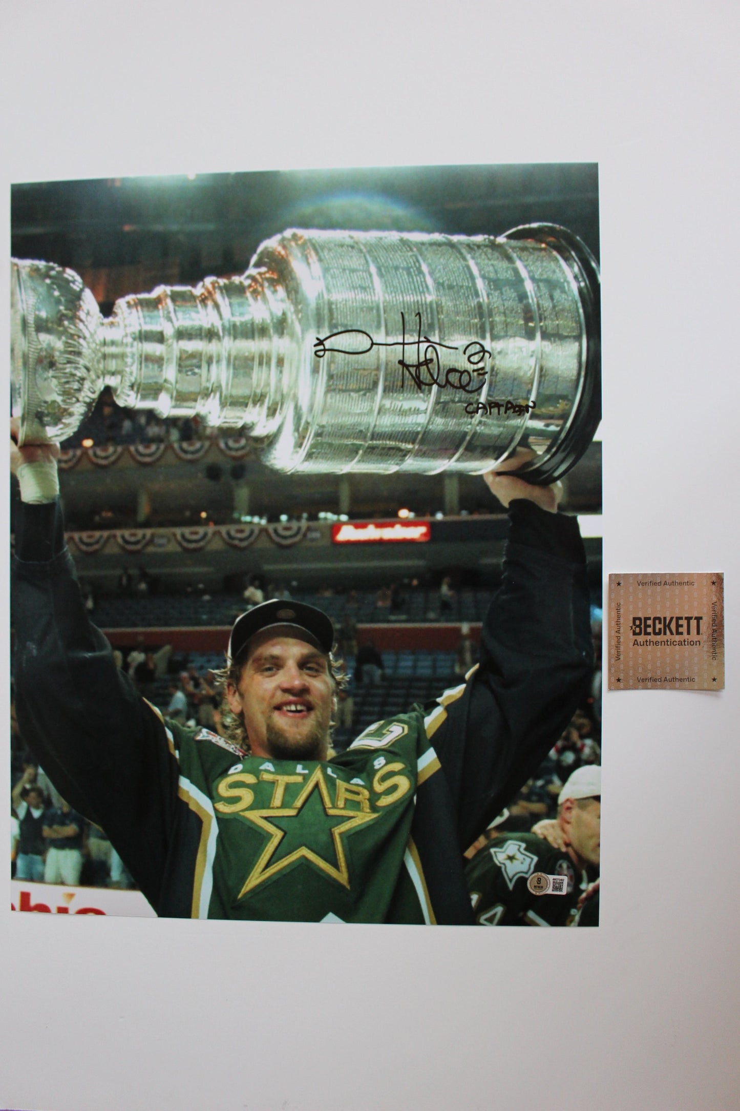 DERIAN HATCHER DALLAS STARS SIGNED 16x20 PHOTO w/CAPTAIN BAS COA