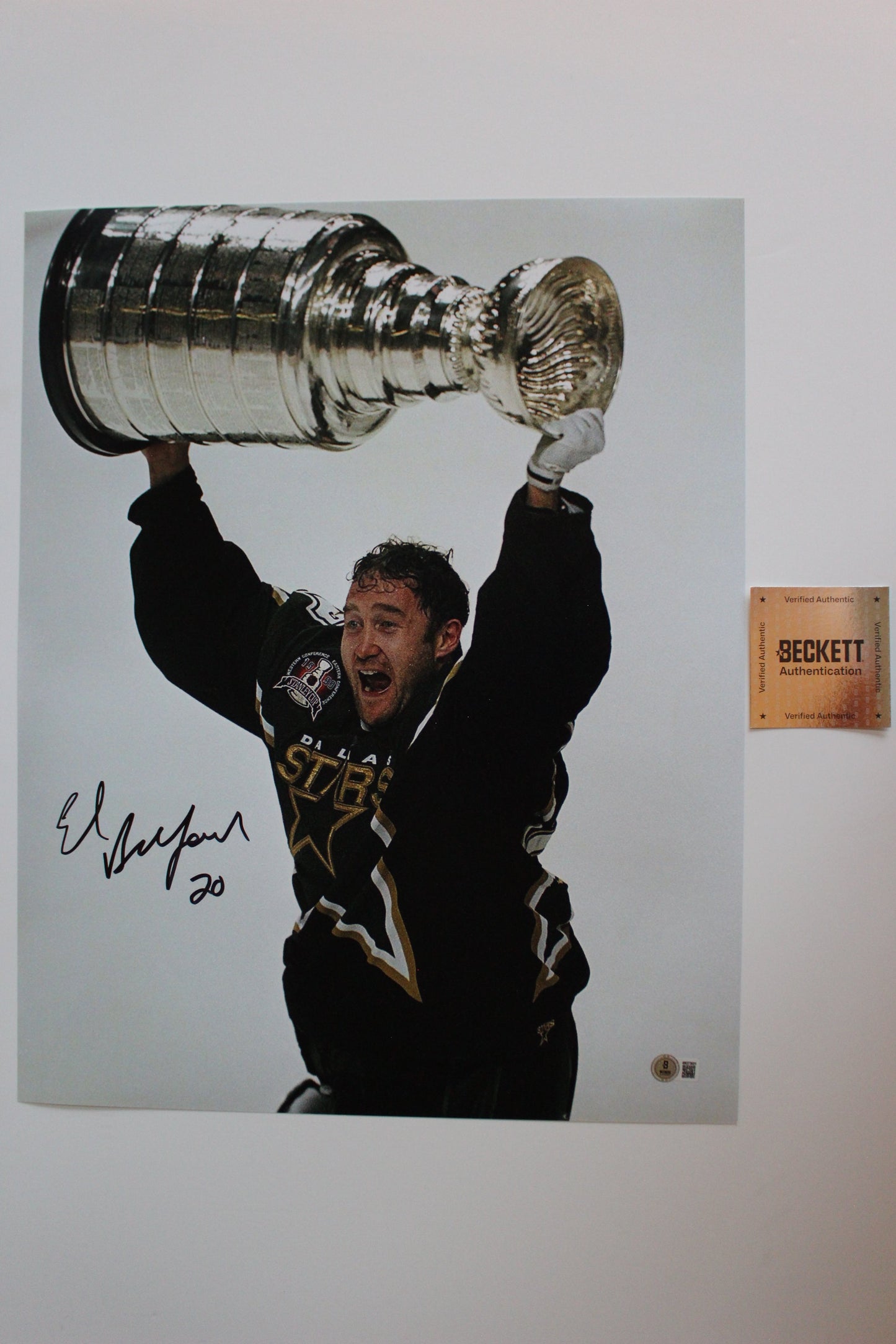 ED BELFOUR DALLAS STARS SIGNED 16x20 PHOTO Holding up the Cup BAS COA