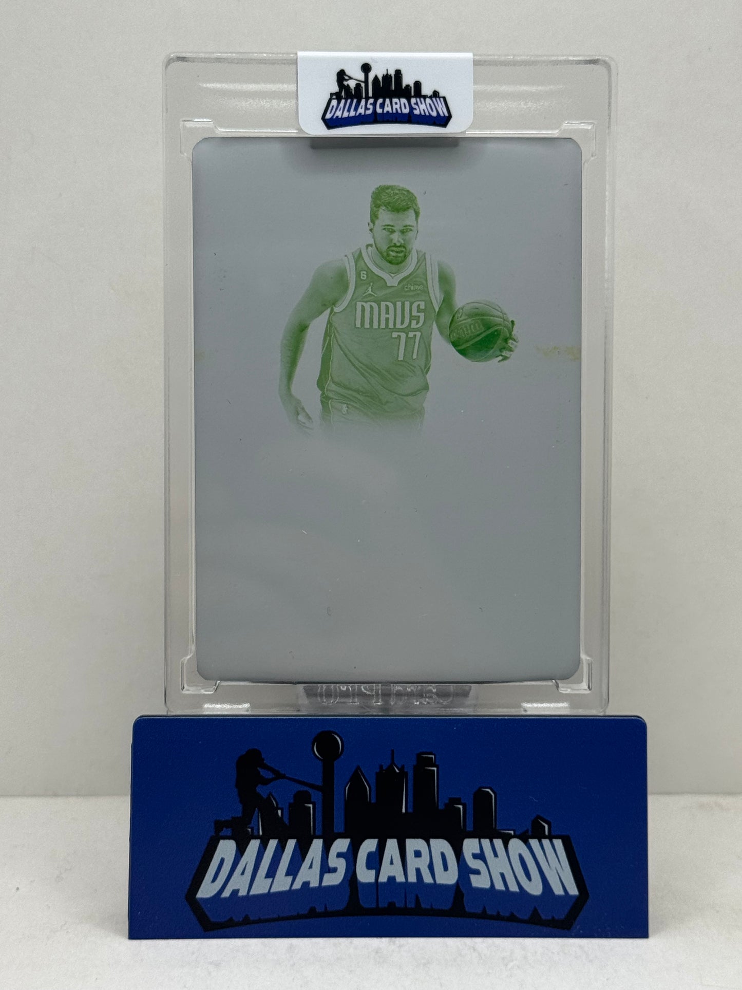 2022-23 Panini Flawless #17 Luka Doncic Momentus Autographs Yellow Printing Plate 1/1