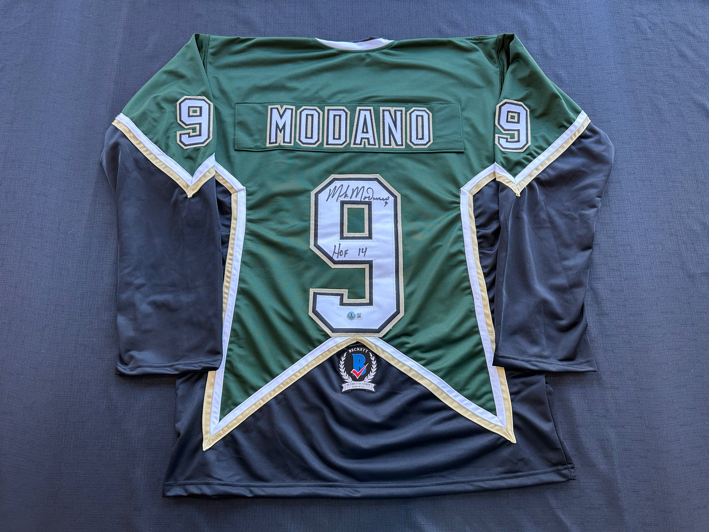 MIKE MODANO SIGNED GREEN HOCKEY JERSEY DALLAS STARS w/"HOF 14" BAS COA