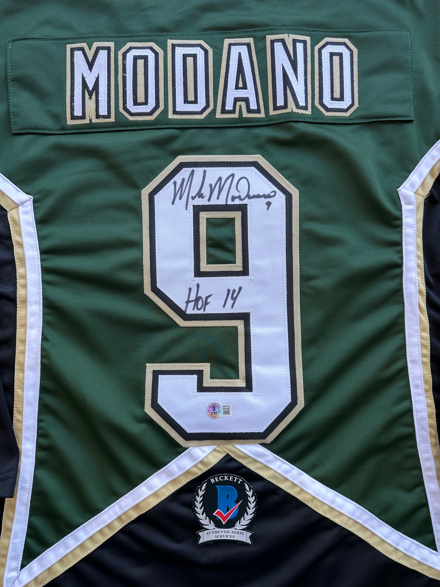 MIKE MODANO SIGNED GREEN HOCKEY JERSEY DALLAS STARS w/"HOF 14" BAS COA