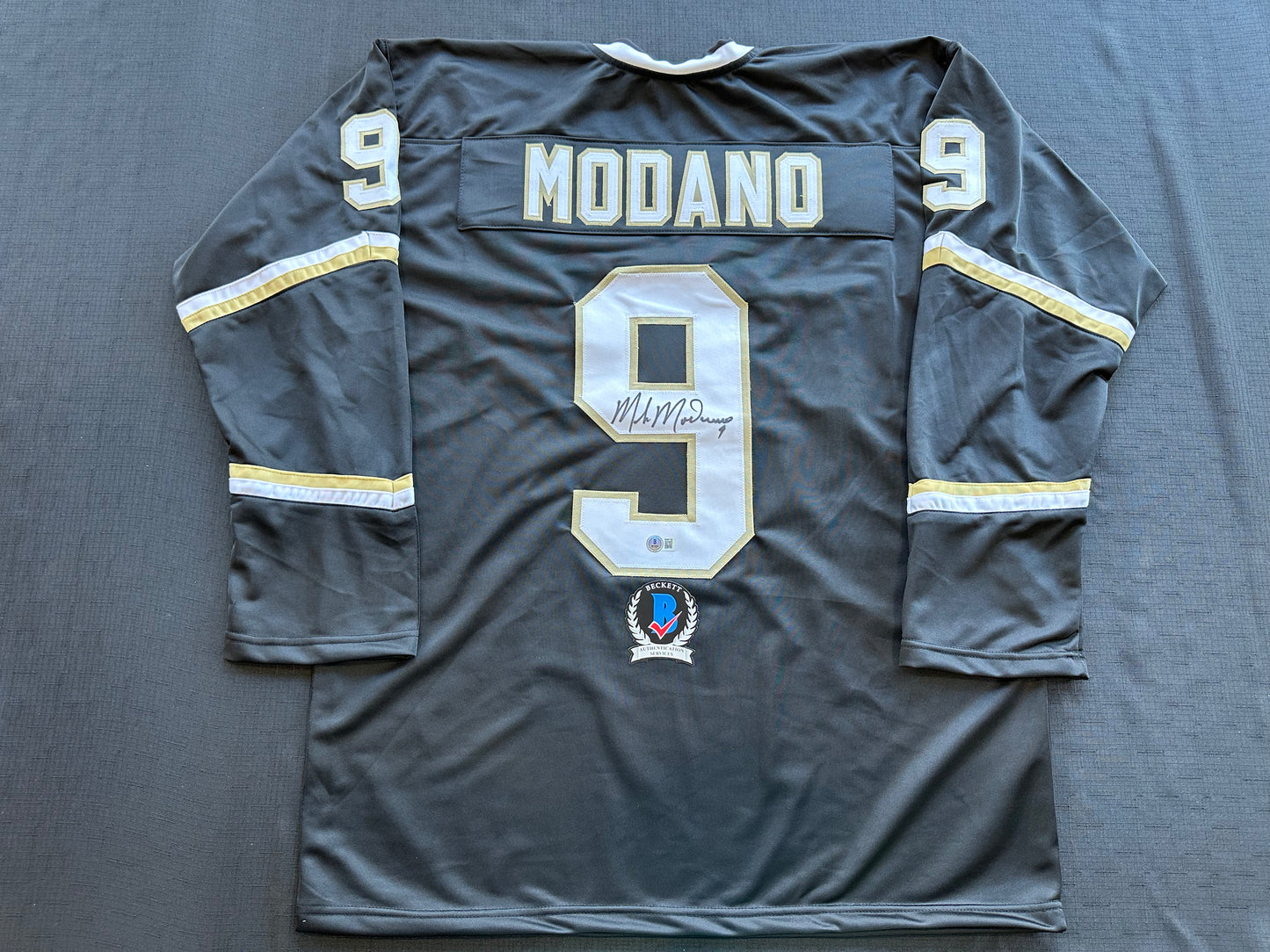 MIKE MODANO SIGNED BLACK AND GOLD HOCKEY JERSEY XL Dallas Stars BAS